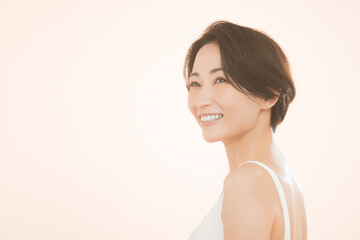 ミドル世代の日本人女性のビューティーポートレート。