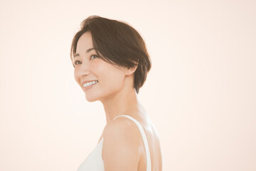 ミドル世代の日本人女性のビューティーポートレート。