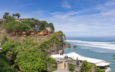 Obraz premium Beautiful beach with a small village on the cliff