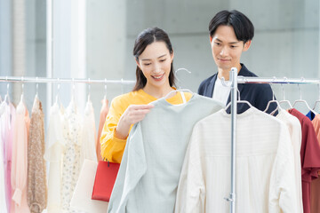 ショッピングをする若いカップル