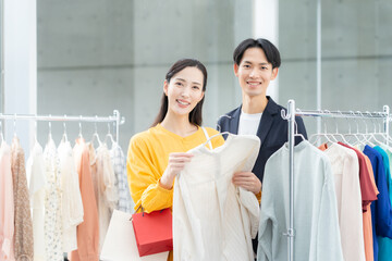 ショッピングをする若いカップル