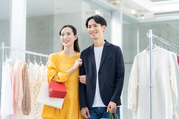 ショッピングをする若いカップル