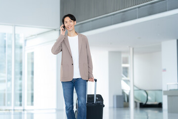 旅行をする若い男性