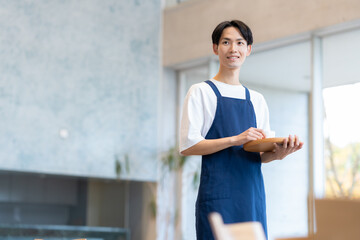 カフェで働く若い男性