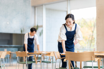 カフェで働く若い女性