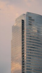 Obraz premium Reflections of serenity modern office building facade bathed in soft pastel skies evoke peaceful urban landscapes