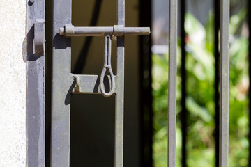 Fototapeta premium Rusty Metal Gate Lock Latch Close-Up – Old Iron Door Mechanism with Vintage Industrial Texture Outdoors