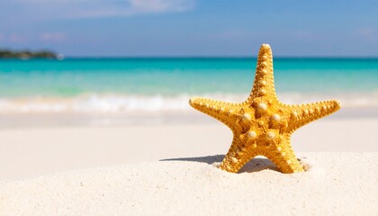 白い砂浜の盛り上がった部分に、かわいい黄色のヒトデが置かれ、背景にはエメラルドグリーンの透き通った海と青い空が大きくぼかされて写っている。ヒトデが画面の端に寄っており、広々とした余白がある。夏、旅行、自然、癒やし、デザイン背景、コピースペース