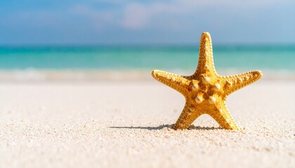 白い砂浜の盛り上がった部分に、かわいい黄色のヒトデが置かれ、背景にはエメラルドグリーンの透き通った海と青い空が大きくぼかされて写っている。ヒトデが画面の端に寄っており、広々とした余白がある。夏、旅行、自然、癒やし、デザイン背景、コピースペース