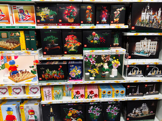 Obraz premium Lego architecture and botanical sets on shelves in a colorful store display