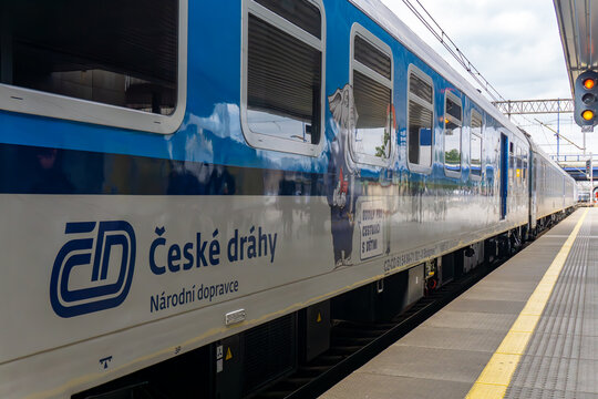 Česk&eacute; dr&aacute;hy train with children&rsquo;s carriage standing at the platform of Poznań Gł&oacute;wny station