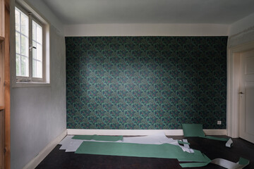 Umzug in neue Wohnung, Renovierung, Malerarbeiten, alte  Wandverkleidung, neue Farben und alte Tapeten