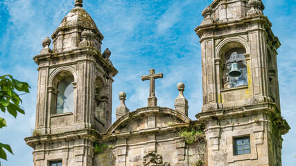 Campanarios de la capilla del pilar en el parque alameda de Santiago de Compostela, España