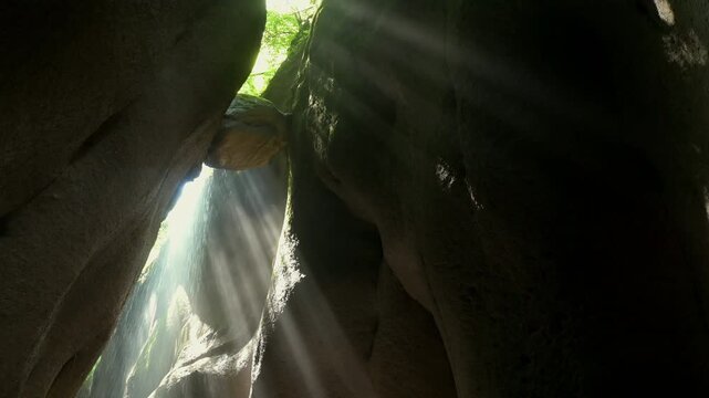 由布川峡谷のチェックストーンと光芒