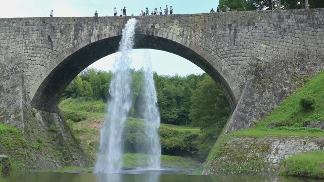 通潤橋の放水