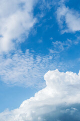 秋の空　雲が多い日の青空と雲07