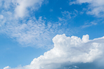 Obraz premium 秋の空 雲が多い日の青空と雲04