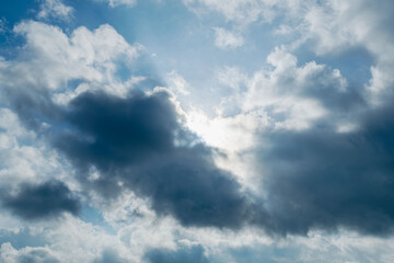 秋の空　雲中の太陽が雲を輝かす15