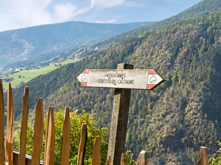 Wegweiser zum südtiroler Keschtnweg (Kastanienweg) hier bei Villanders mit vielen alten...