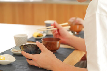 食事をする若いカップル（顔なし）