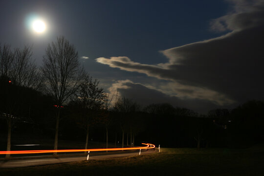 Mondlandschaft mit einem vorbei fahrenden Auto