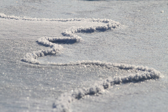 Eis und Schneespuren auf einem gefrorenem See