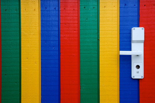 H&ouml;lzerne farbig gestrichene T&uuml;re mit Schloss
