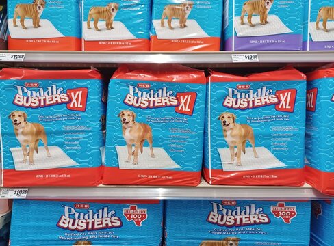Puddle Busters pee pads for dogs supermarket shelf crocery items consumer goods Houston, Texas USA 10-08-2025.