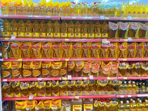 Various brands of cooking oil displayed on supermarket shelves in Cikarang Utara, Bekasi, Indonesia, on October 10, 2025.