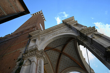 La Torre del Mangia à Sienne vue en contre-plongée