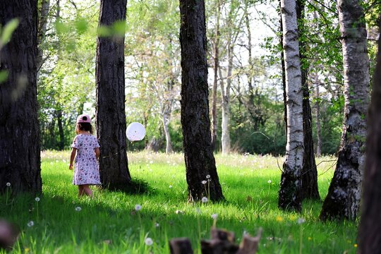 Enfant avec ballon de baudruche dans les bois