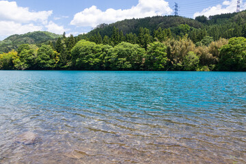 美しく透き通ったエメラルドグリーンの四万湖の水面