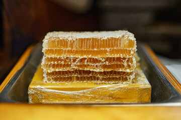 나무 받침대에 올려진 덩어리 벌꿀 