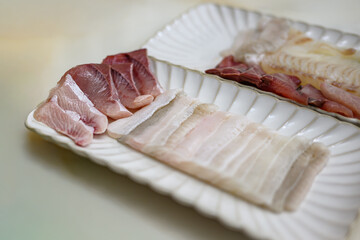 흰색 접시에 담긴 생선 회 