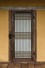 한국 전통 한옥의 문과 작은 마루 