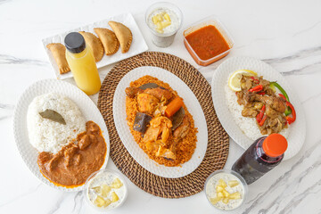Présentation de plats africains (mets emblématiques comme le Mafé, le Yassa, le Thiep, les Pastels, le Riz au poisson) – spécialités sénégalaises et maliennes vues du dessus (vue à 90°)