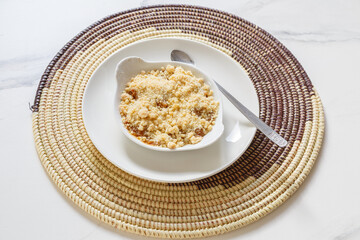 Crumble aux pommes – dessert africain version traiteur, croustillant et fruité. Dessous de plat africain tissé – artisanat traditionnel, décoration et support pour plats