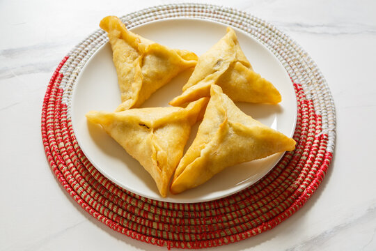 Fataya &ndash; beignets sal&eacute;s s&eacute;n&eacute;galais farcis &agrave; la viande ou au poisson, sp&eacute;cialit&eacute; de la cuisine africaine de l&rsquo;Ouest. 
