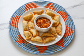 Pastels sénégalais – beignets salés farcis au boeuf, spécialité de la cuisine africaine de l’Ouest. 