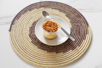 Tiramisu caramel beurre salé – dessert gourmand présenté sur un dessous de plat africain tissé
