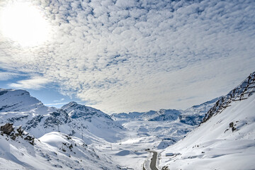  Julierpass, Passstrasse, Passhöhe, Bivio, Engadin, Alpen, Piz Turba, Piz Platta, Winter, Winterlandschaft, Winterwanderweg, Wintersport, Neuschnee, Schneedecke, Graubünden, Schweiz