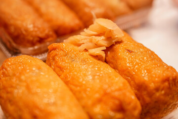 ふわふわの油揚げで作る稲荷寿司　紅生姜添え