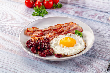 English breakfast with egg, bean and bacon
