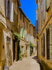 Obraz premium Street view of old village Arles in France