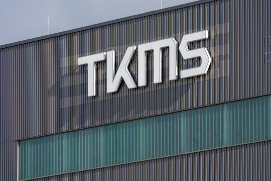Kiel, Deutschland, 16.10.25, Logos und Werftanlagen von TKMS dem Marineschiffbaukonzern in Kiel, der am 20.10.25 von ThyssenKrupp an die B&ouml;rse gebracht wird