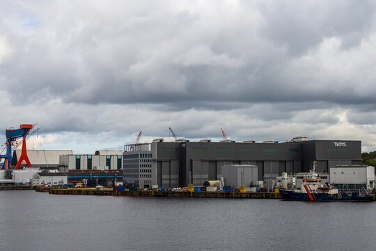 Kiel, Deutschland, 16.10.25, Logos und Werftanlagen von TKMS dem Marineschiffbaukonzern in Kiel, der am 20.10.25 von ThyssenKrupp an die B&ouml;rse gebracht wird