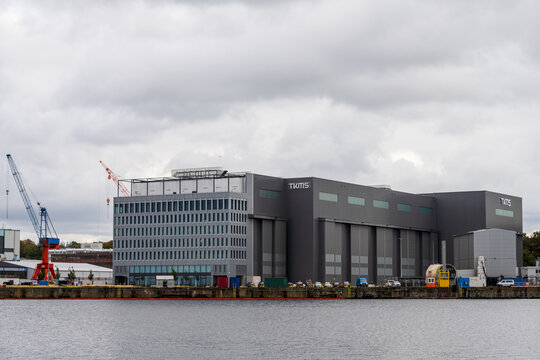 Kiel, Deutschland, 16.10.25, Logos und Werftanlagen von TKMS dem Marineschiffbaukonzern in Kiel, der am 20.10.25 von ThyssenKrupp an die B&ouml;rse gebracht wird