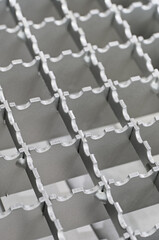 Openwork serrated metal lattice with square cells