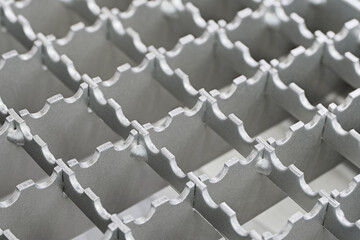 Openwork serrated metal lattice with square cells