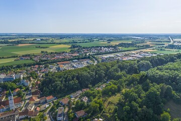 Ausblick auf die Stadt Wörth an der Donau an einem sonnigen Sommerabend